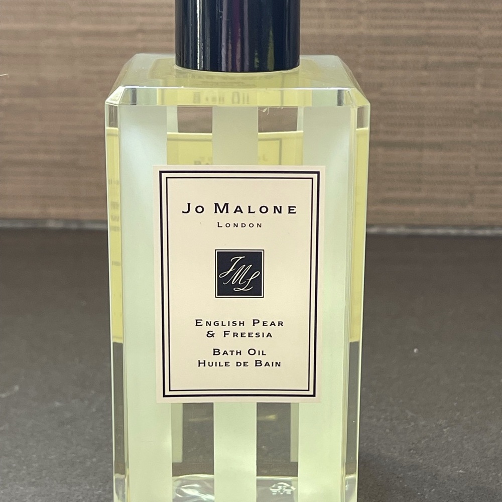 Jo Malone Shower Gel/Bath Oil-New English Pear & Freesia
